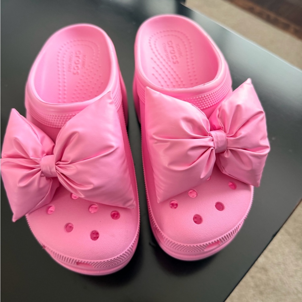 Woman’s CROCS New without tags light pink with bow size 7